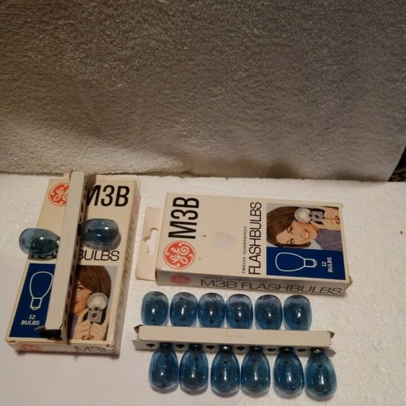 GENERAL ELECTRIC M3B FLASHBULBS SET of 12 PLUS 2 UNUSED Vintage